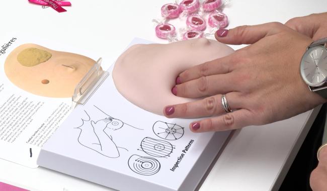 L’ autopalpation, un geste clé pour détecter les signes de cancer du sein