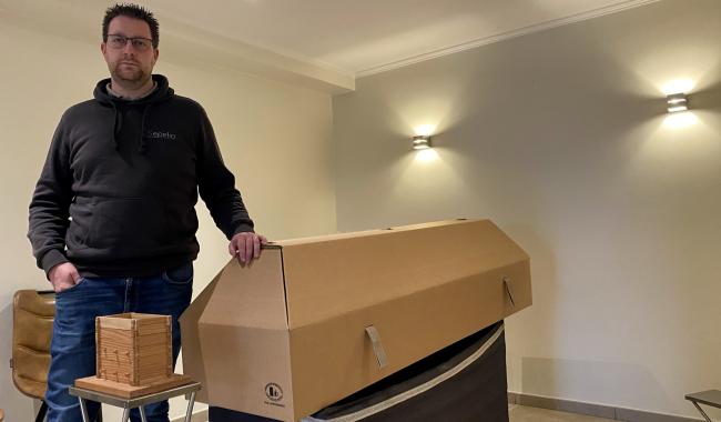 Ce Namurois a créé des cercueils en carton et des caveaux écologiques