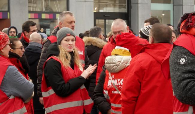 Un millier de manifestants dénoncent les mesures de l'Arizona qui détruisent les services publics