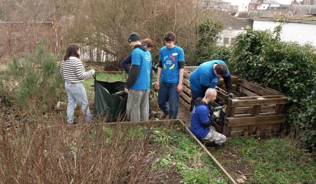 Service citoyen: des jeunes s'engagent dans des projets solidaires