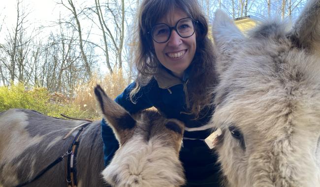 Sybille, Éghezéenne, se déplace auprès des publics fragiles avec ses ânes