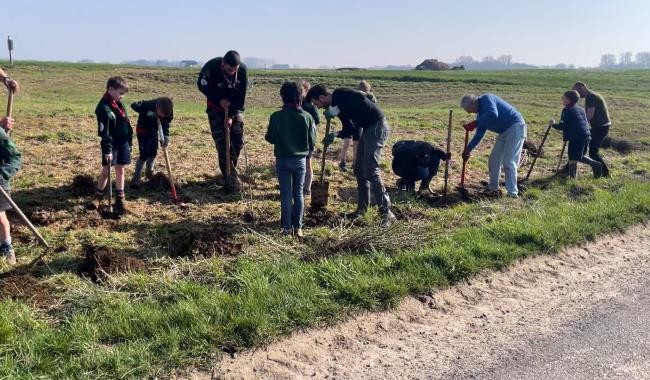 Une haie plantée pour développer la biodiversité