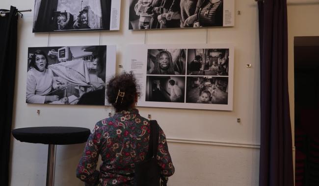 L’exposition « Cordons » met en lumière la réalité des mamans solos