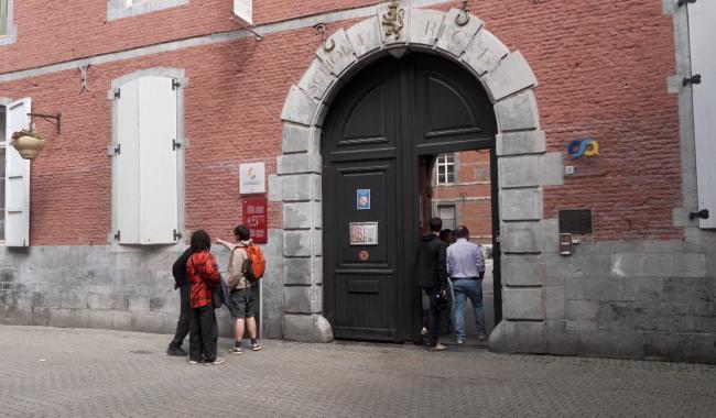 Sécurité renforcée autour de l’Athénée Royal de Namur après des actes de vandalisme