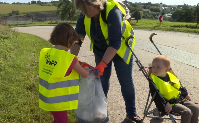 Canettes et bouteilles en bord de champ, elles disent STOP !