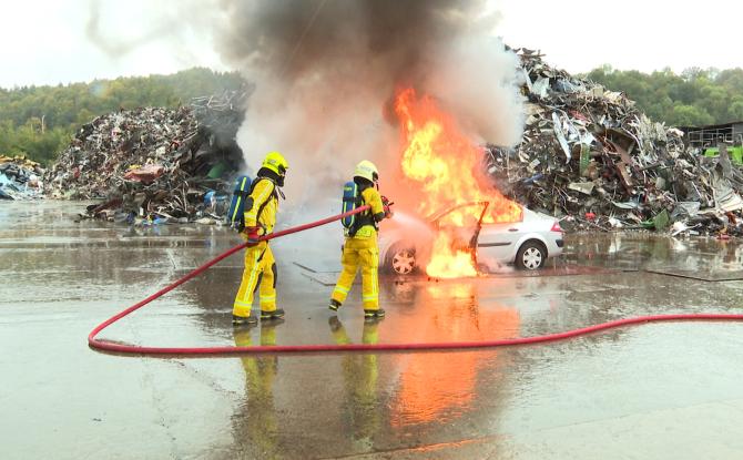 Un nouveau procédé de lutte contre les incendies de voitures électriques à Beez chez Dubail recycling.