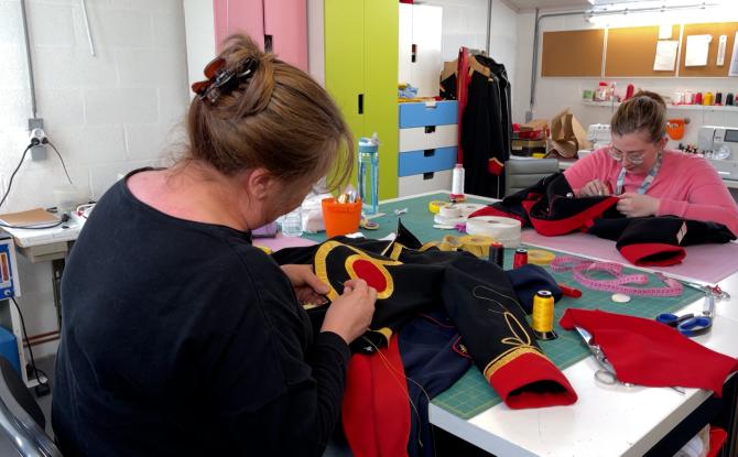 Notre folklore privé de costumes : la ministre réagit