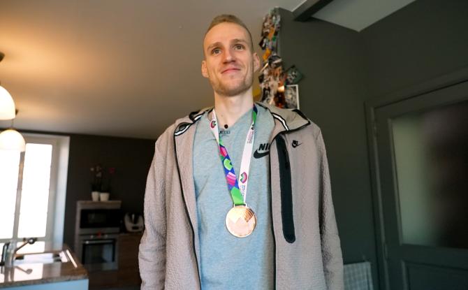 Sa médaille de bronze, son début d'année canon, les JO de Paris : entretien avec Eliott Crestan