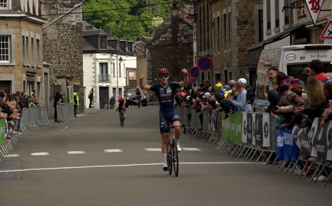 Flèche Mosane : Jarno Bellens lève les bras, Mattéo Melotte passe tout près