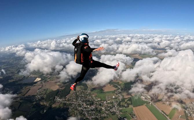 Une météo très compliquée pour les compétitions de parachutisme à Temploux