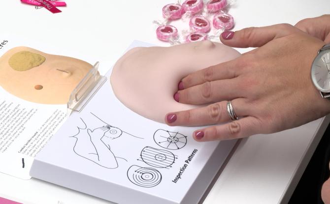 L’ autopalpation, un geste clé pour détecter les signes de cancer du sein
