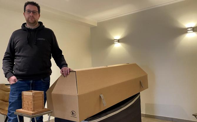 Ce Namurois a créé des cercueils en carton et des caveaux écologiques