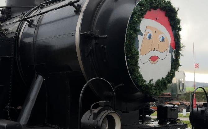 De Mariembourg à Treignes - Le Père Noël a troqué son traîneau pour un train à vapeur
