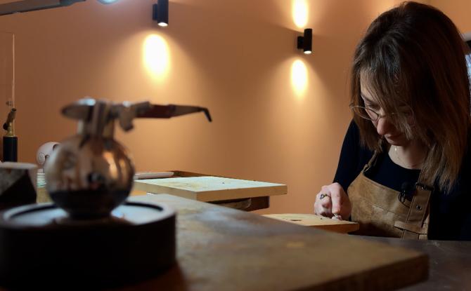 À Eghezée, Malorie Servotte façonne des bijoux de A à Z dans son atelier artisanal