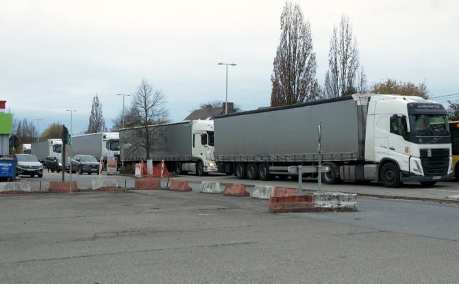 Pourquoi toutes ces files de camions route de Hannut, à Bouge ?