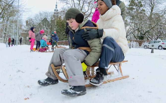 Á Namur, sous le froid mordant, la neige appelle les rires des lugeurs