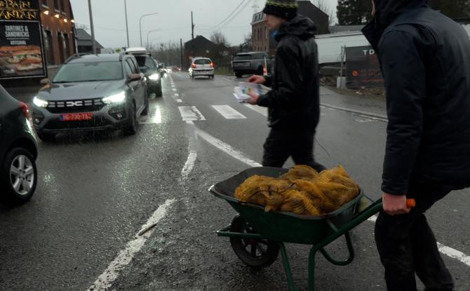 Les agriculteurs distribuent gratuitement 15 tonnes de pommes de terre aux conducteurs coincés dans les bouchons