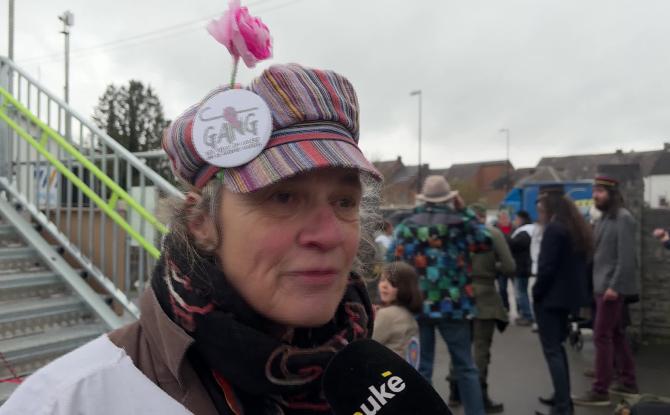 Gare de Mariembourg : une passerelle provisoire jugée inaccessible suscite la colère des usagers