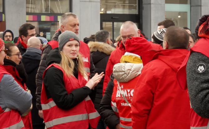 Un millier de manifestants dénoncent les mesures de l'Arizona qui détruisent les services publics