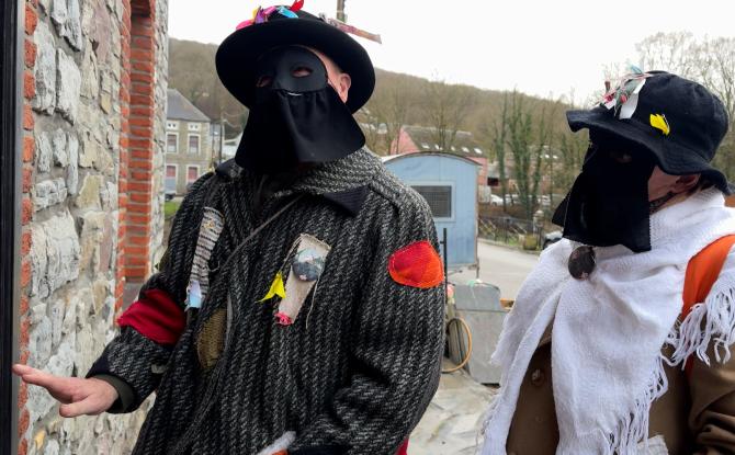 Vierves-sur-Viroin : une tradition carnavalesque toujours bien vivante dans les rues du village