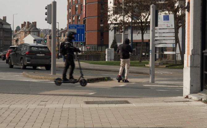 Trottinettes électriques: vers le port du casque obligatoire à terme?