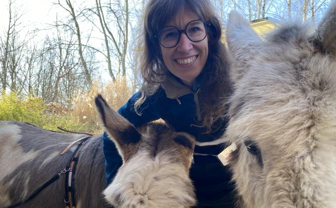 Sybille, Éghezéenne, se déplace auprès des publics fragiles avec ses ânes