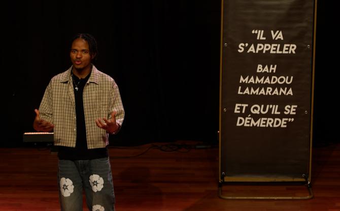 "Une vérité qui heurte" : un demandeur d'asile s'exprime sur les planches