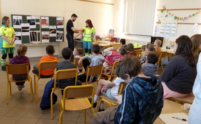 Les services de secours de Sambreville sont venus présenter leurs métiers à l'Ecole Communale de Bossière
