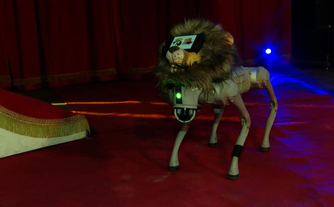 Un lion robotisé sur la piste de Bouglione