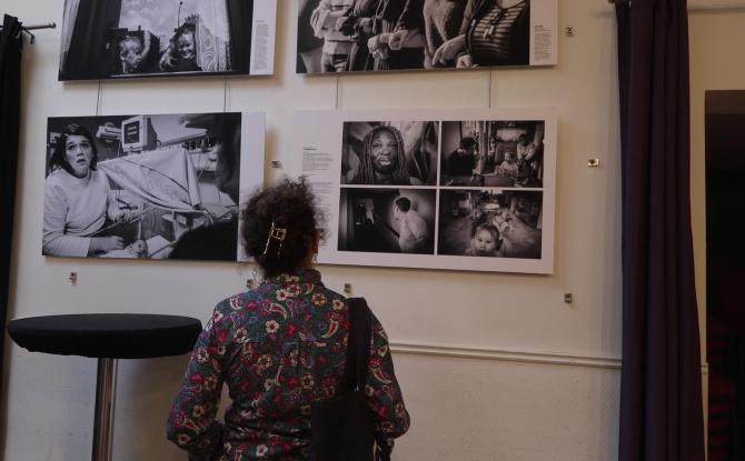 L’exposition « Cordons » met en lumière la réalité des mamans solos