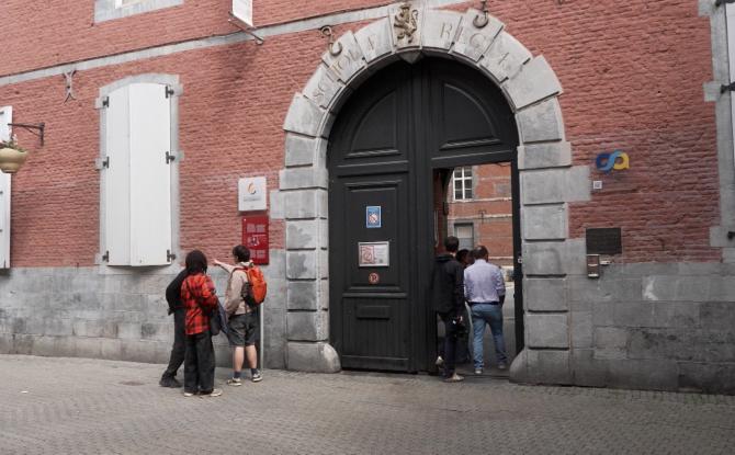 Sécurité renforcée autour de l’Athénée Royal de Namur après des actes de vandalisme